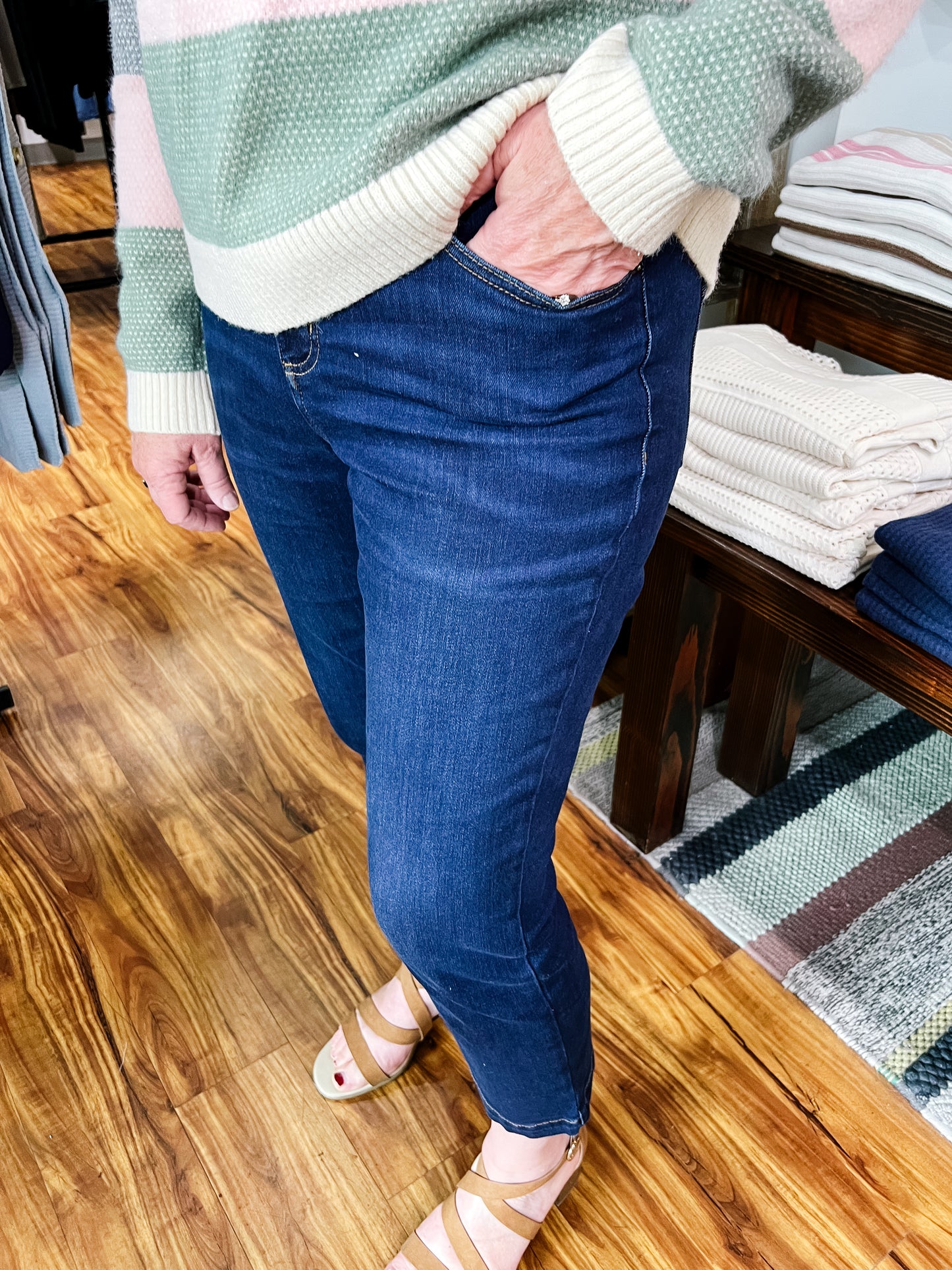 Audrey Straight Crop Darknight Jean