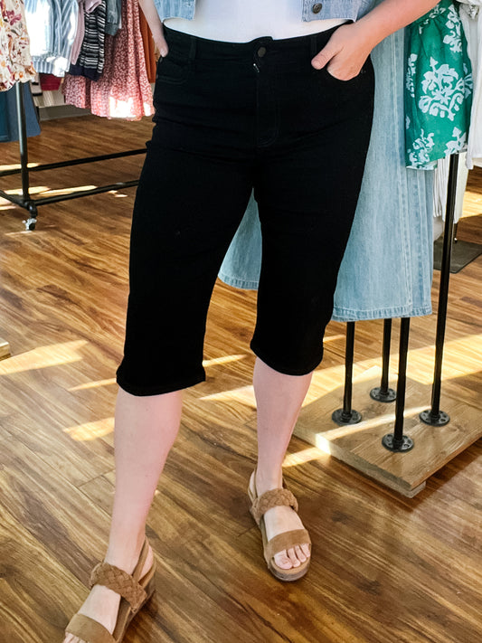 Black Rinse Capri Jean