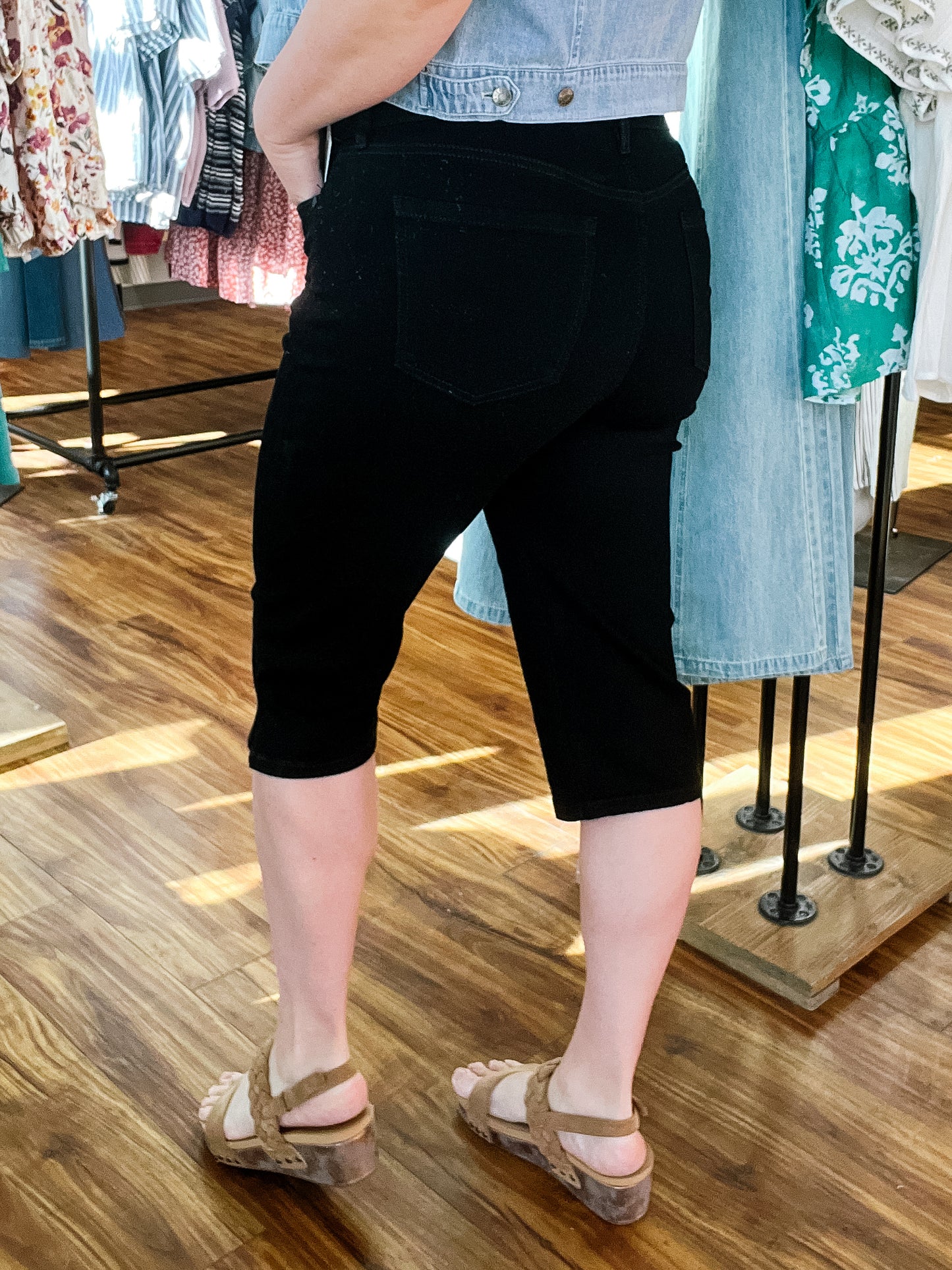 Black Rinse Capri Jean