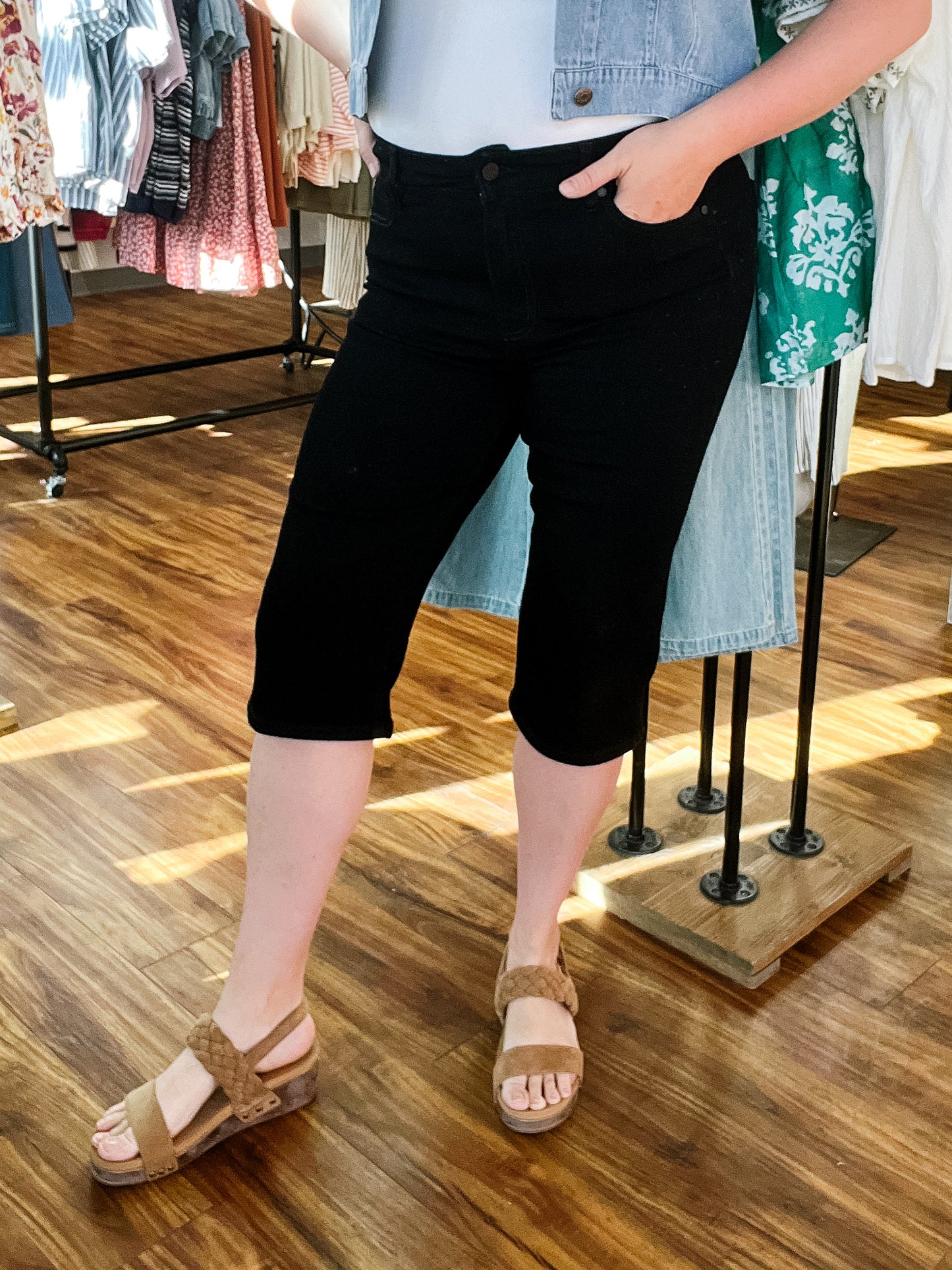 Black Rinse Capri Jean