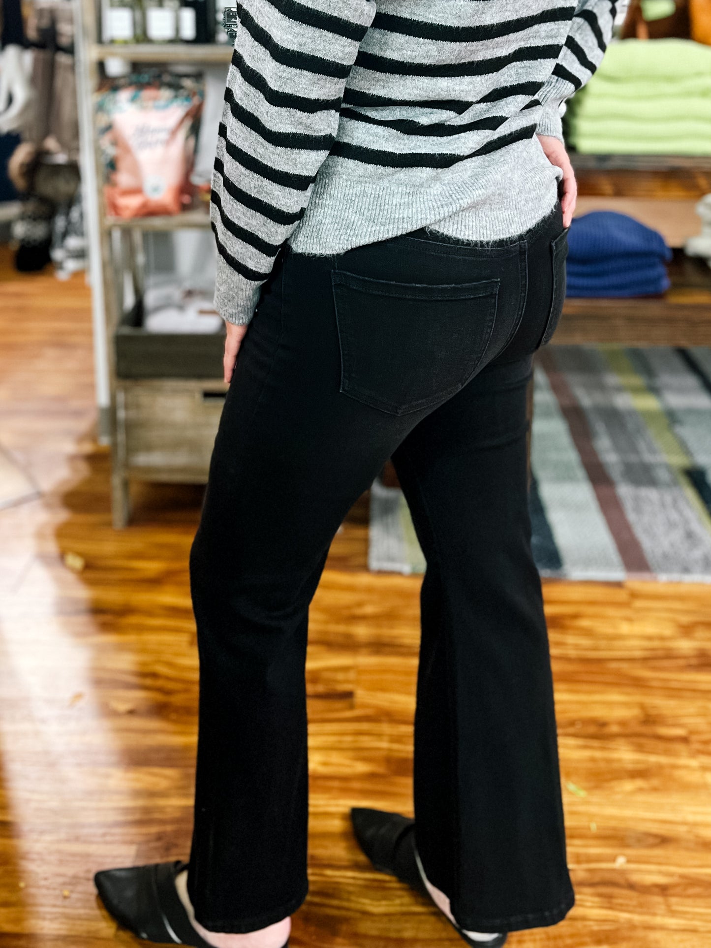 Hannah Flare Black Jean 30"